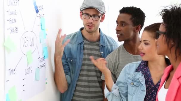 Équipe créative brainstorming ensemble en regardant le tableau blanc — Video