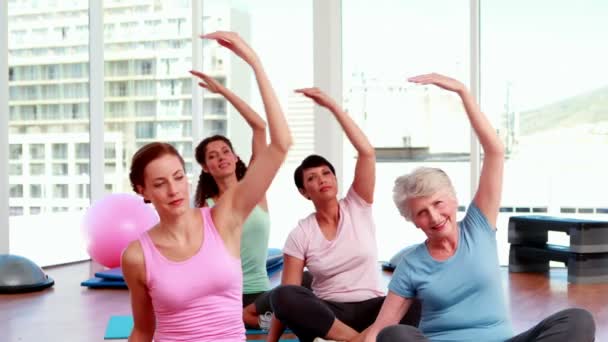 Ler kvinnor gör yoga i fitness-studio — Stockvideo