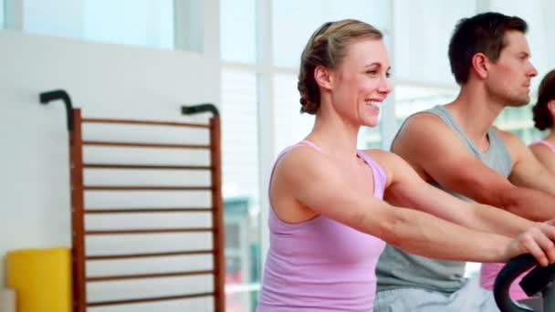 Feliz grupo de fitness haciendo una clase de spinning — Vídeo de stock