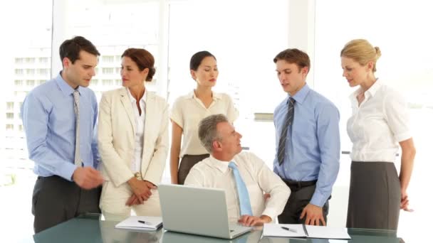 Equipe de negócios trabalhando duro falando na frente do laptop — Vídeo de Stock