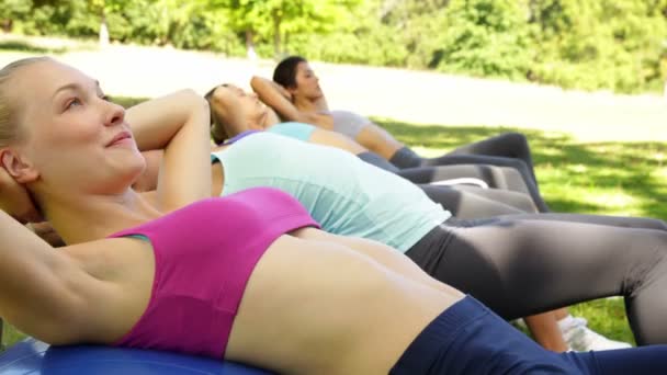 Grupo de fitness fazendo sit ups em bolas de exercício — Vídeo de Stock