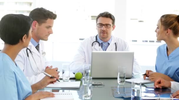 Dottore parlando con il suo staff durante una riunione — Video Stock