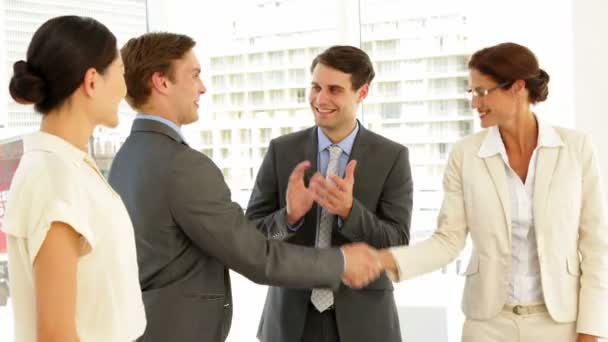 ビジネスの人々 に手を振ってインタビュー中に他の人に拍手を送る — ストック動画
