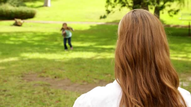 Glückliche Mutter und Tochter beim gemeinsamen Spielen im Park — Stockvideo