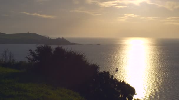 Солнце восходит над океаном — стоковое видео