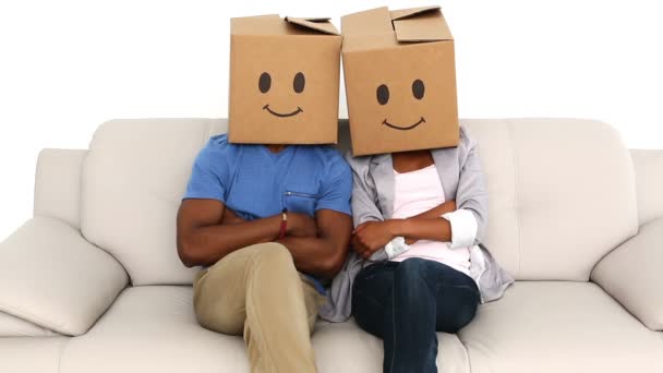 Команда сидить на дивані з емоційними коробками на голові — стокове відео