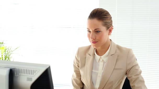 Femme d'affaires travaillant à son bureau — Video