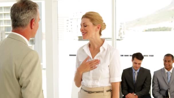 Biznesmen drżenie ręki ubiegającej się o pracę i rozmawiać z nią — Wideo stockowe