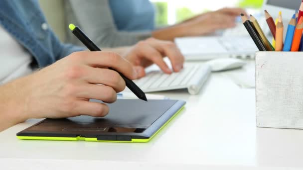 Close up van jonge man aan het werk op zijn Bureau — Stockvideo