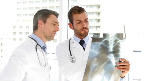 Medici seri che studiano una radiografia — Video Stock