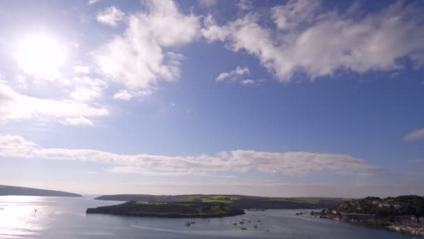 Panoramatický záběr pobřeží do nebe — Stock video