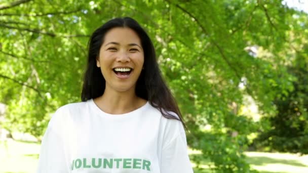 Довольно доброволец, улыбающийся в камеру — стоковое видео