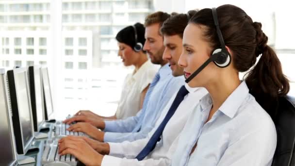 Glad call centre agent ser att kameran — Stockvideo