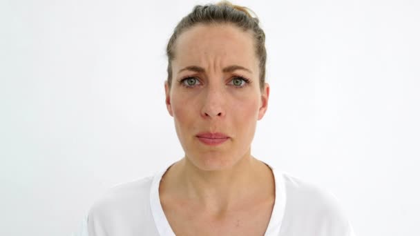 Naštvaný žena křičí na kameru — Stock video