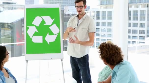 L'homme présente un plan de sensibilisation à l'environnement à ses collègues — Video