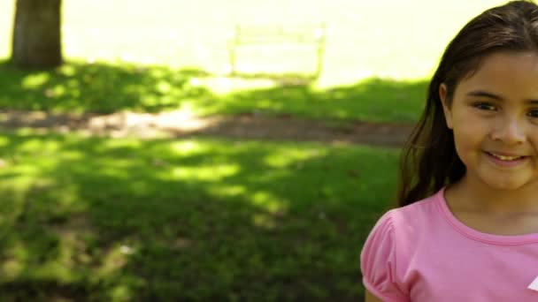 Chica vestida de rosa para la conciencia del cáncer de mama en el parque — Vídeo de stock