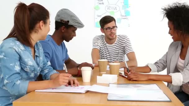 Kreatif tim memiliki briefing dan tertawa bersama-sama — Stok Video