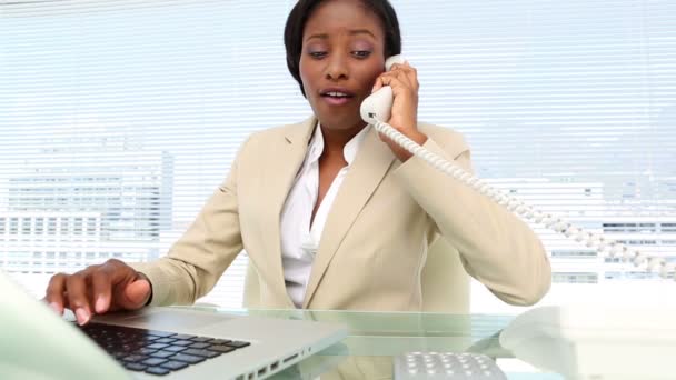 Affärskvinna prata telefon och använder bärbar dator — Stockvideo