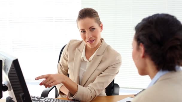 Mujer de negocios sonriente mostrando algo a su colega — Vídeos de Stock