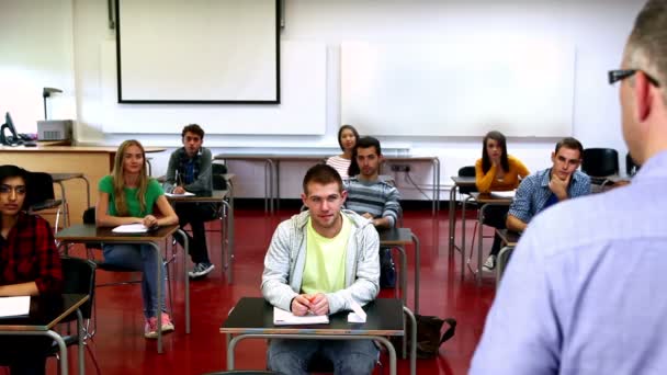Professor falando com sua classe — Vídeo de Stock