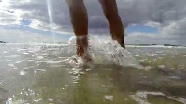 Woman paddling in the sea — Stock Video