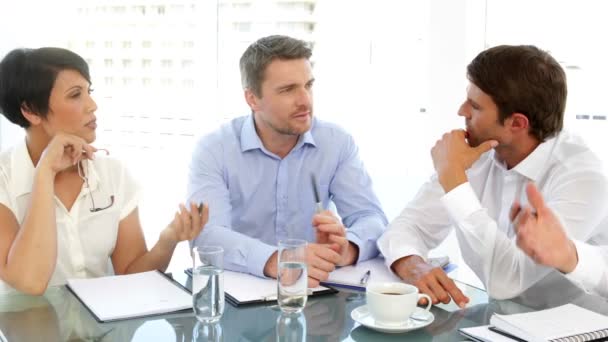 Feliz equipo de negocios charlando durante la reunión — Vídeo de stock