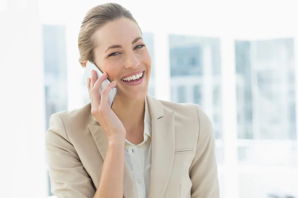 Porträtt av en ung affärskvinna med mobiltelefon — Stockfoto