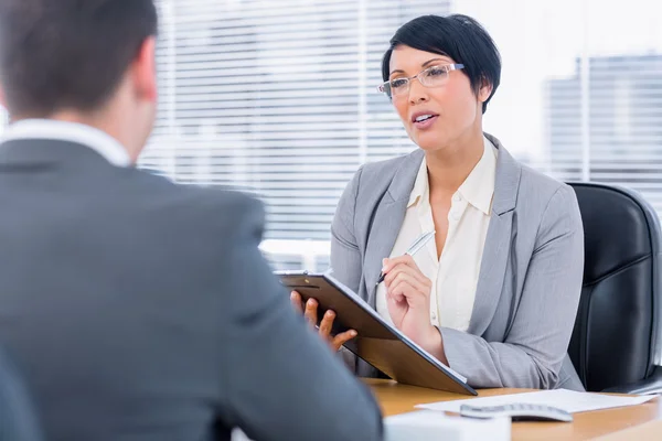 Rekryterare kontrollera kandidaten under en anställningsintervju — Stockfoto