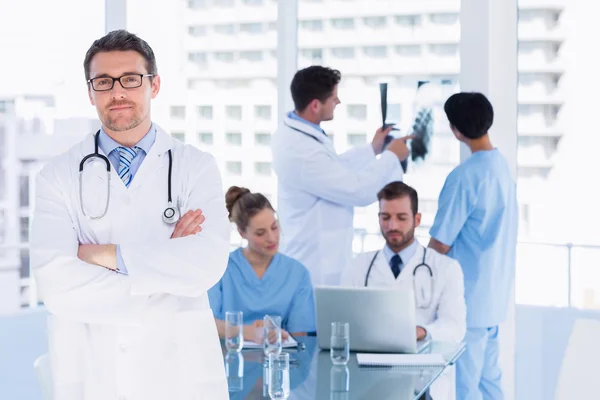 Läkare vid arbete i medicinsk kontor — Stockfoto