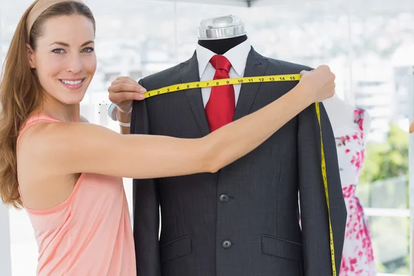 Női divattervező mérési öltönyt a cumi — Stock Fotó