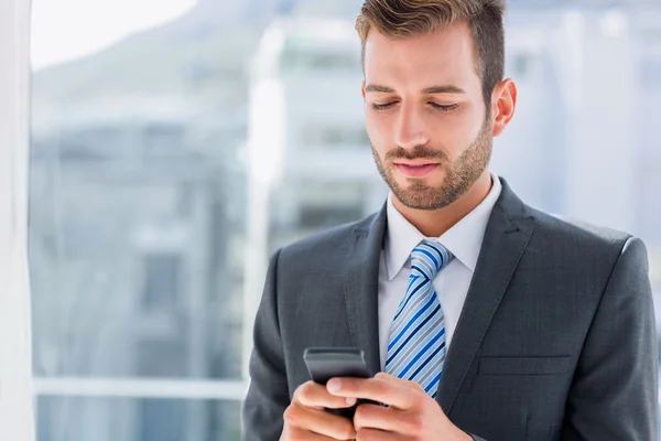 Schöner junger Geschäftsmann SMS-Nachrichten — Stockfoto