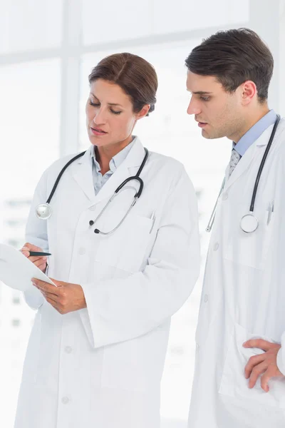Ärzte schauen sich Bericht im Krankenhaus an — Stockfoto