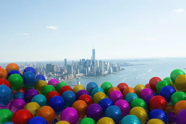Πολλά πολύχρωμα μπαλόνια εναντίον ακτή — Φωτογραφία Αρχείου
