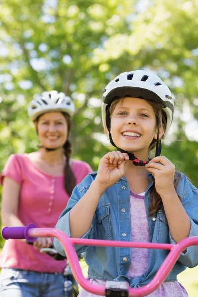 自転車に乗って彼女の娘と笑顔の女性 — ストック写真