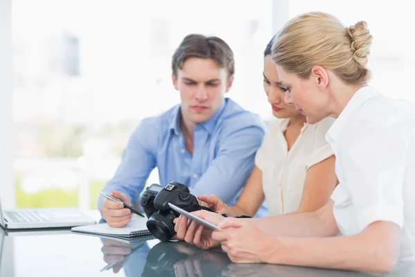 Kollegen arbeiten am Schreibtisch zusammen — Stockfoto