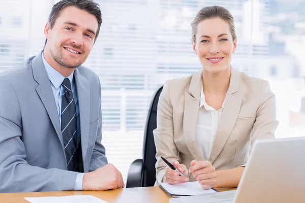 Compañeros inteligentemente vestidos en reuniones de negocios — Foto de Stock