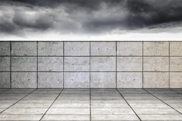 バルコニー、荒れ模様の空 — ストック写真
