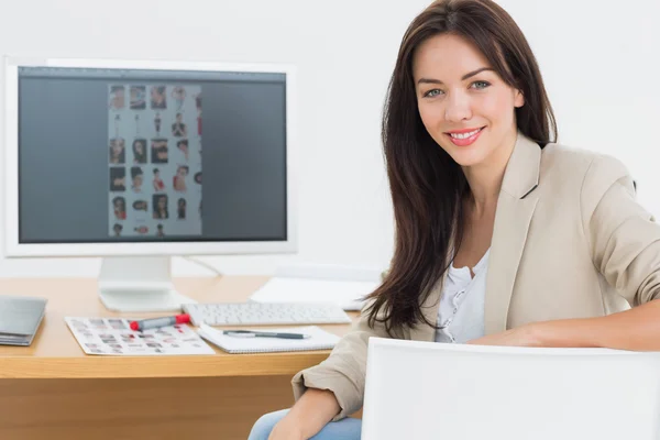 Artista donna alla scrivania con computer in ufficio — Foto Stock