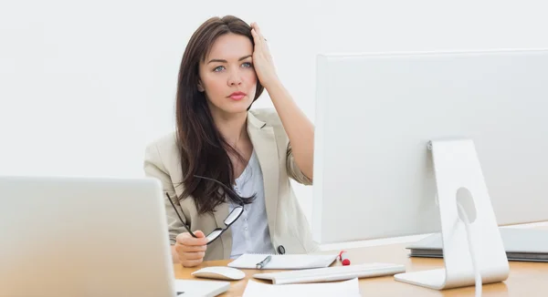 Casual affärskvinna framför datorn på kontoret — Stockfoto