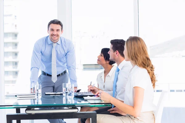 Dirigenti attorno al tavolo delle conferenze in carica — Foto Stock