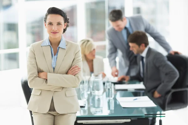 Geschäftsfrau diskutiert mit Kollegen im Büro — Stockfoto