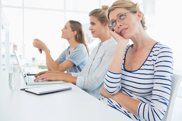 Personnes concentrées travaillant au bureau — Photo