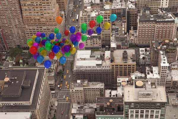 Många färgglada ballonger över staden — Stockfoto