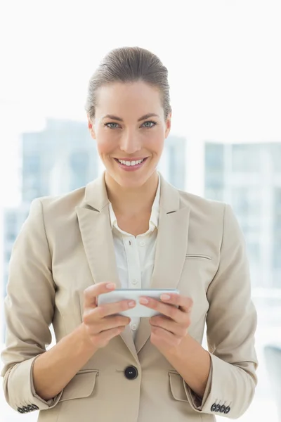 Портрет красивой деловой женщины с текстовыми сообщениями — стоковое фото