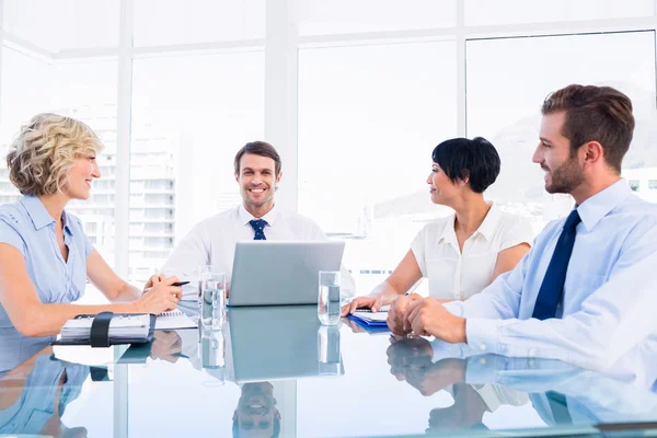 Ejecutivos sentados alrededor de la mesa de conferencias — Foto de Stock