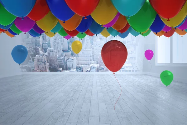 Molti palloncini colorati in camera con scena della città — Foto Stock