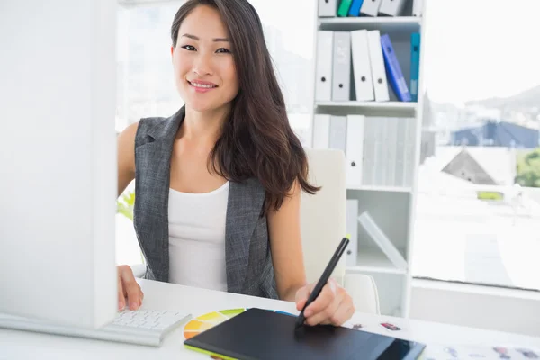 Vista laterale di editor di foto casuali che lavorano sul computer — Foto Stock