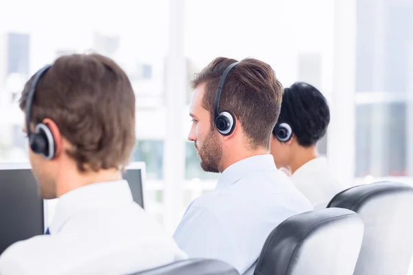 Compañeros de negocios con auriculares en fila — Foto de Stock