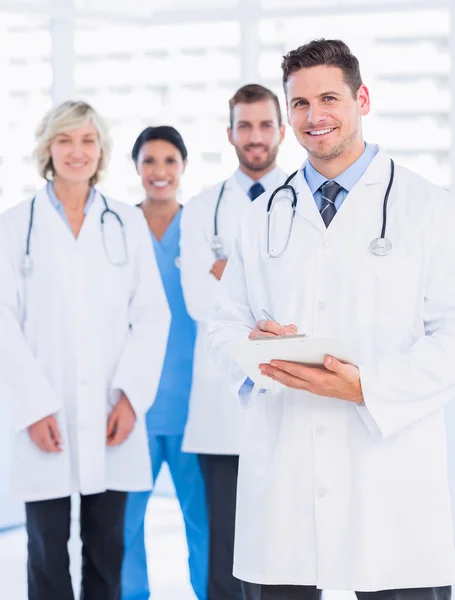 Retrato de grupo feliz seguro de los médicos —  Fotos de Stock