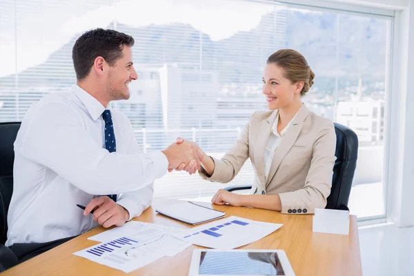 Compañeros vestidos con inteligencia estrechando la mano en una reunión de negocios —  Fotos de Stock